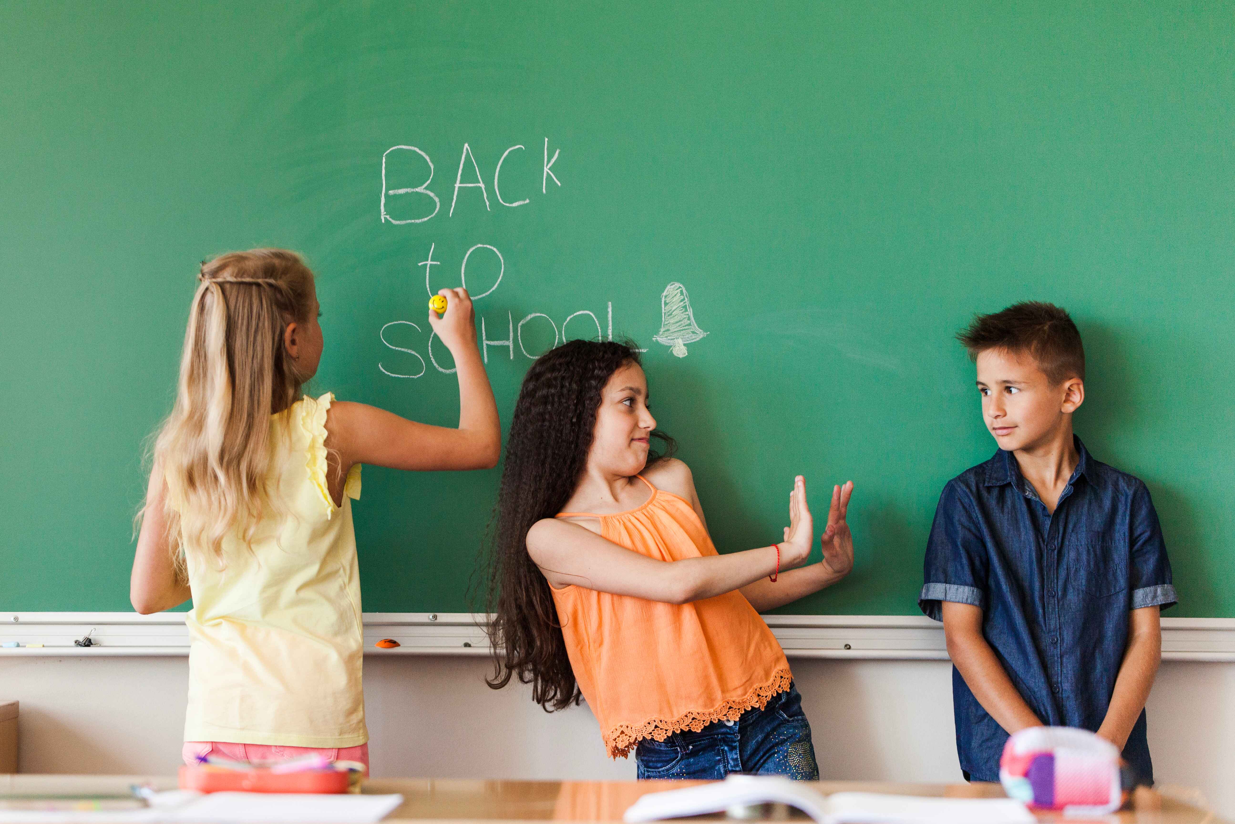 pupils-blackboard-communicating